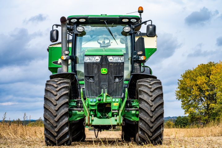 Ilustracija traktora John Deere / Foto chris robert on Unsplash