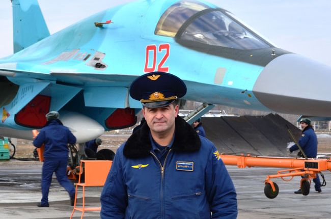 General Kanamat Botašev snimljen pokraj jurišnog lovca SU-34, prije nego je izbačen iz ruskih zračnih snaga / Foto Screenshot Twitter