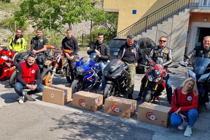 Članovi Moto racing kluba Senj u svojoj humanitarnoj akciji za Uskrs