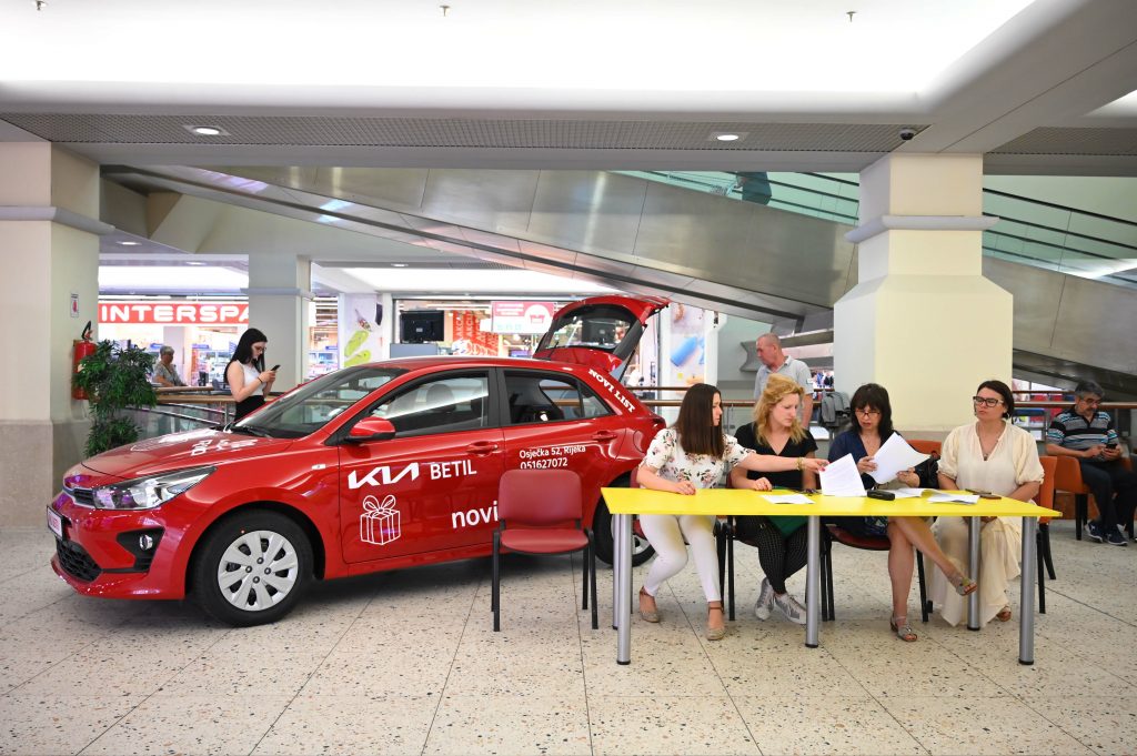 Prelijep automobil i prelijepa stručna komisija izvlačenja / Snimio Mateo LEVAK