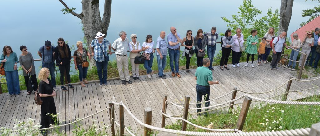 Otvaranje je priređeno u idiličnom okružju Kuće čuvara brane na jezeru / Snimio M. KRMPOTIĆ