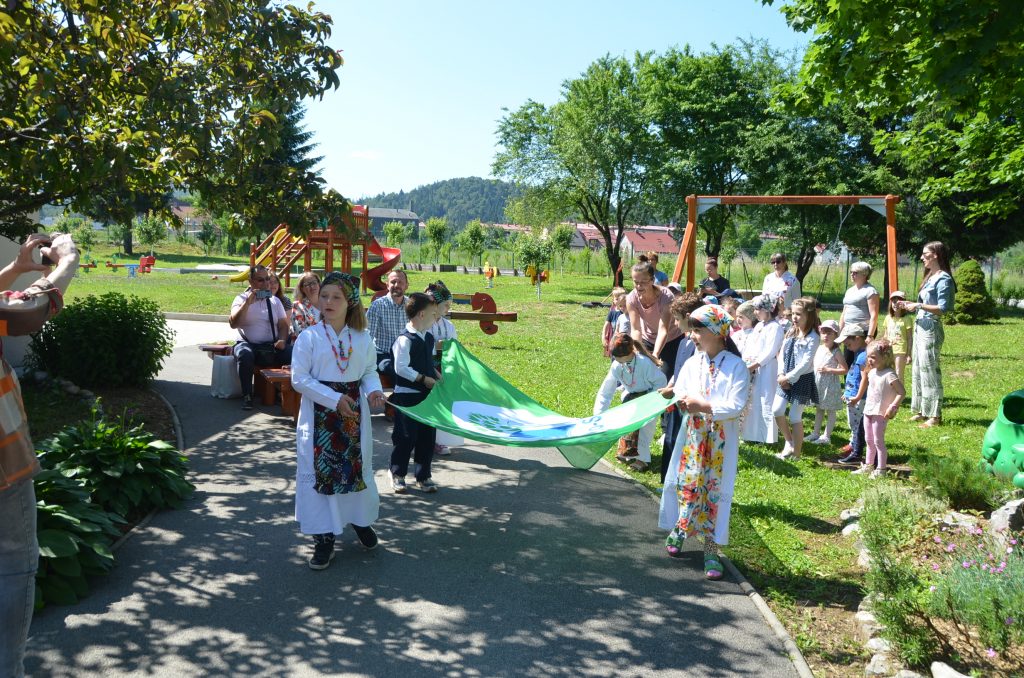   Donošenje zelene ekozastave bila je čast za male delničke vrtićare / Snimio M. KRMPOTIĆ