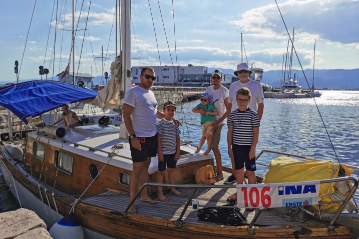Obitelj Tolja na svojoj brodici / Snimio Vedran KARUZA