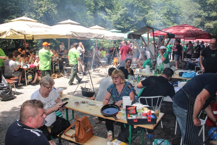 Čak 36 ekipa trudilo se skuhati najbolji lovački kotlić / Foto S. SKENDER