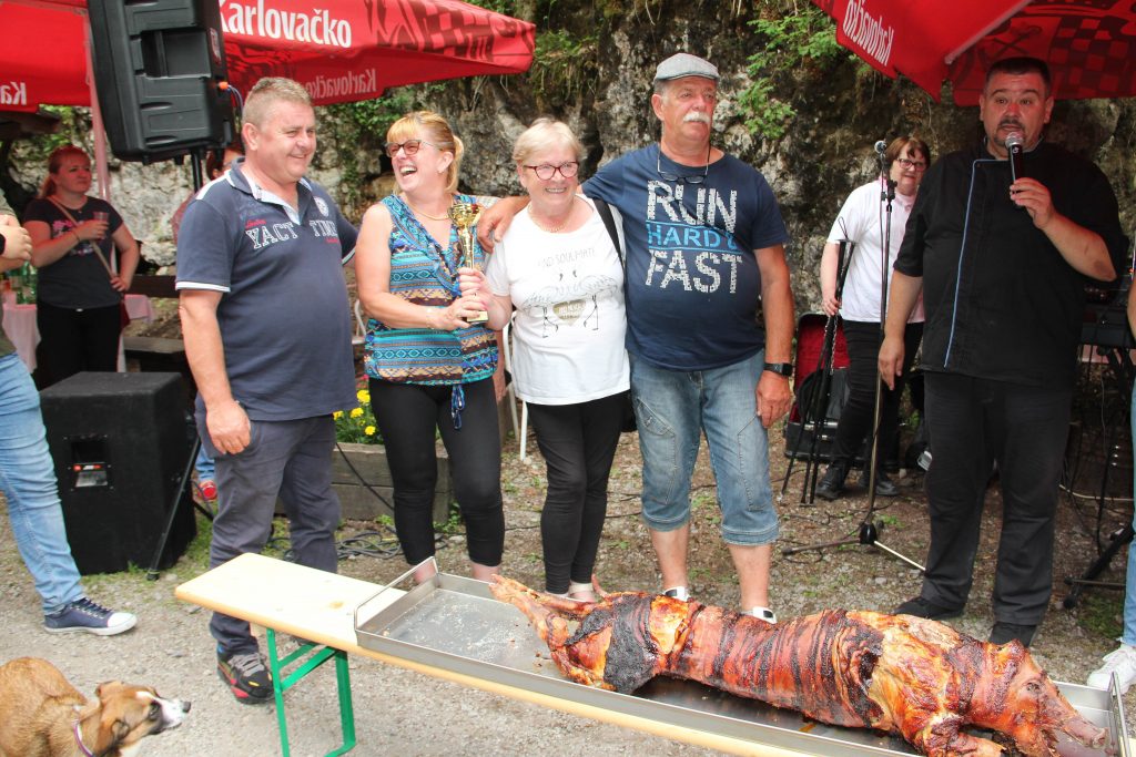 To moru samo Grobničani - za lovački kotlić dobili su - odojka! / Snimio S. Skender