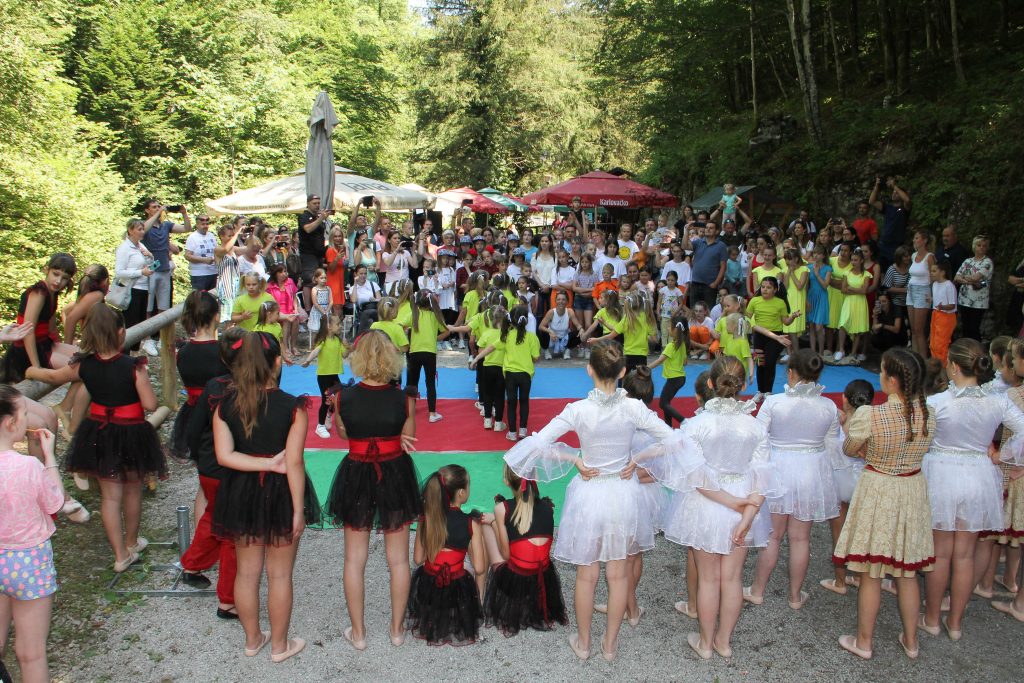 Odličan odaziv djece obilježio je mali festival pjesme i plesa u Kamačniku / Snimio S. SKENDER
