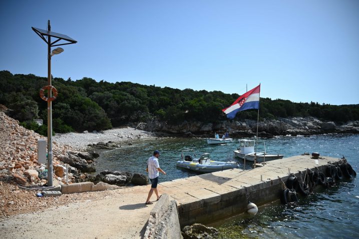 Mještani Ilovika projektu Mrtvaške protive se u prvom redu zbog izmještanja brodske linije kao i zbog projekta luke koji bi im, u svom izvornom obliku, onemogućio pristajanje u Mrtvašku njihovim plovilima / Snimio Mateo LEVAK