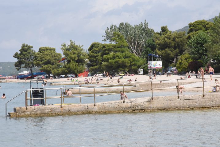 Zbog predugog čekanja na odluku o dodjeli koncesije, Grad Crikvenica je plažu krenuo uređivati tek u lipnju / Foto S. DRECHSLER