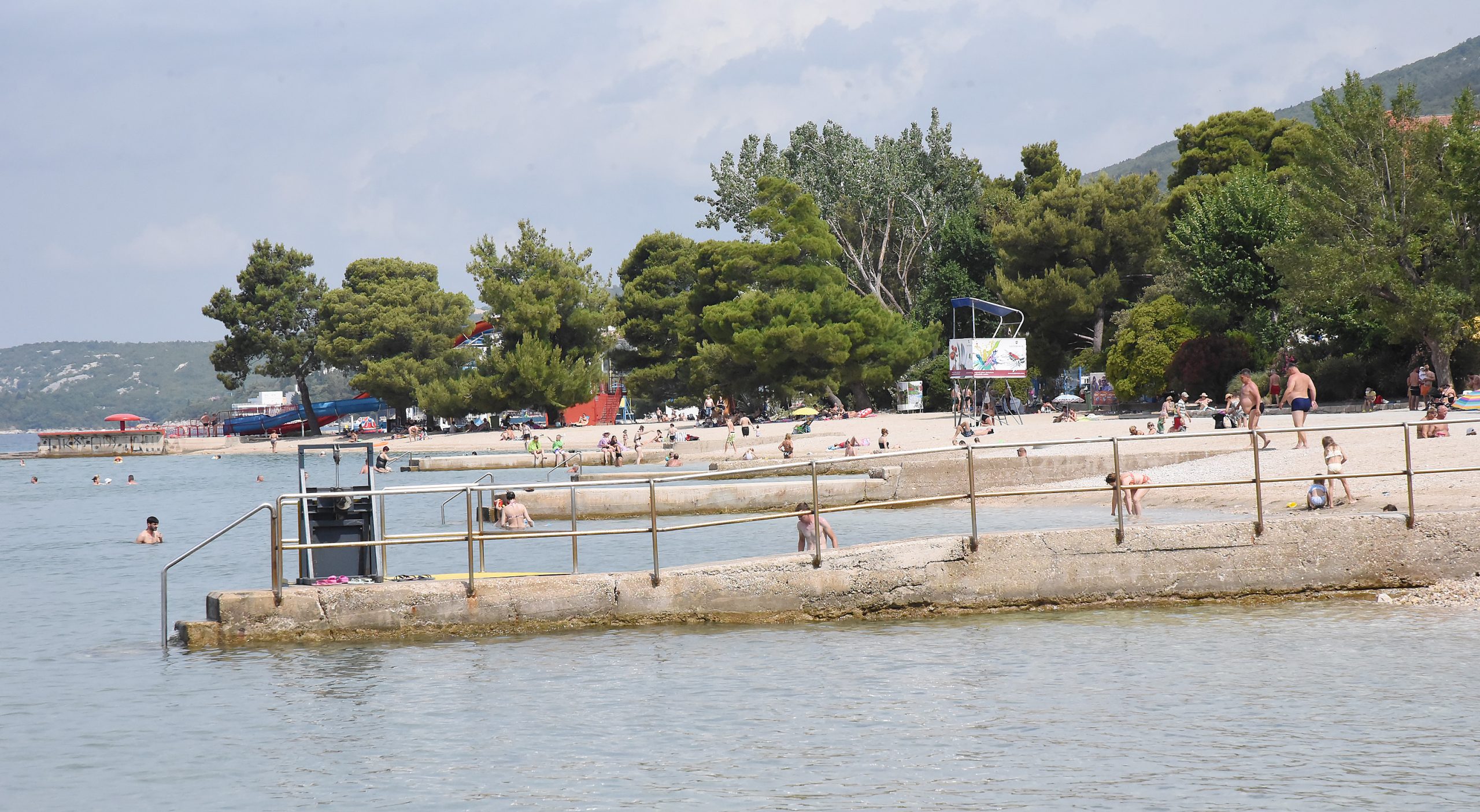Zbog predugog čekanja na odluku o dodjeli koncesije, Grad Crikvenica je plažu krenuo uređivati tek u lipnju / Foto S. DRECHSLER