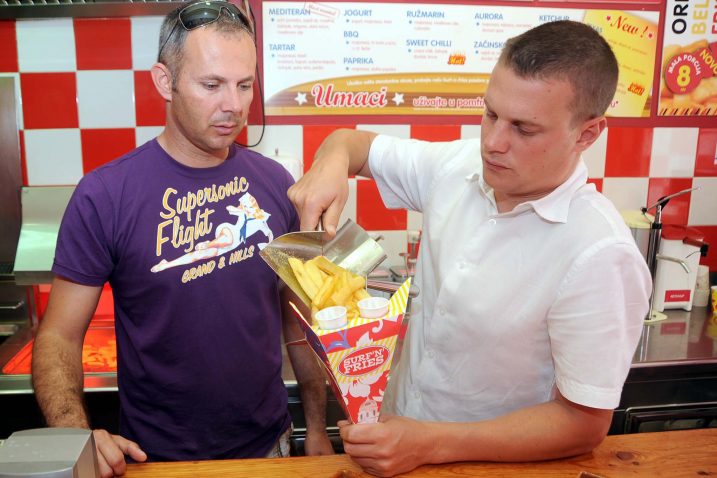 Denis Polić i Andrija Čolak snimljeni pri početku svoje Surf'n'Fries priče u Rijeci / Foto Vedran Karuza