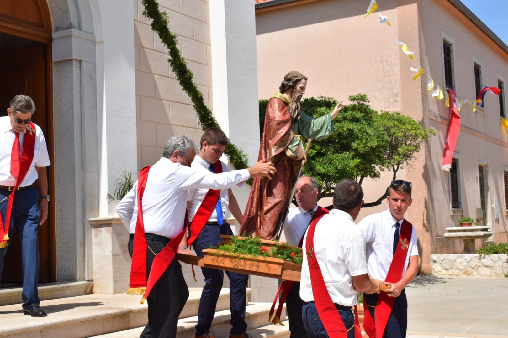 Na procesiji su mještani nosili kipove sv. Petra i Pavla / Snimila MARINELA JEROLIMIĆ