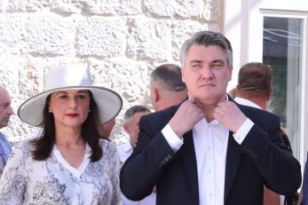 Sanja Musić Milanović snimljena sa suprugom Zoranom na sinjskoj Alci. / Foto Ivo Cagalj/PIXSELL