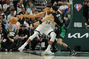 Giannis Antetokounmpo i Jayson Tatum/Foto REUTERS