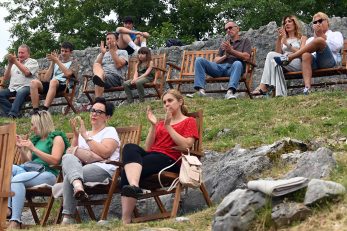 Putem TZ-a išlo bi se i u brendiranje klanjske Gradine - publika na nedavnom koncertu Tine Vukov na Gradini / Foto Marko Gracin