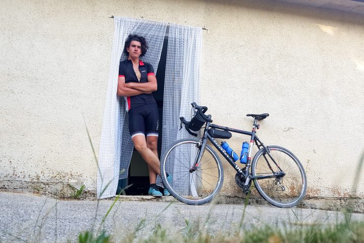 Josip na ulazu svoje kuće u Lipi kraj Livna, nakon 150 prijeđenih kilometara i više od 2.000 metara uspona