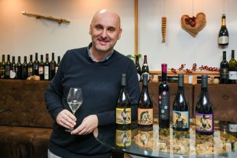 Tomislav Tolušić sa svojim vinima / Foto Josip Regovic/PIXSELL
