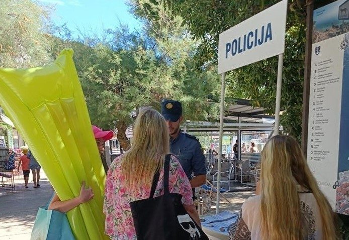Na policijskom punktu dijele se i leci