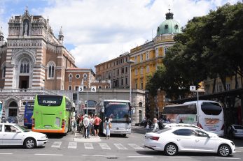 Hoće li se autobusi iseliti s trga ispred crkve Gospe Lurdske / Foto SERGEJ DRECHSLER