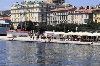 Kupanje ispred Gata Karoline Riječke / Foto V. MRVOŠ