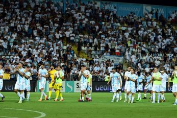 ZNANA SINERGIJA - Nogometaši Rijeke zahvalili su navijačima na podršci protiv Djurgardena/Foto V. KARUZA