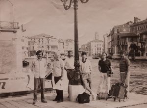 Za snimanja dokumentarnog filma o Emanuelu Vidoviću u Veneciji - Igor Zidić s Bogdanom Žižićem i snimateljskom ekipom, 1987. / Foto obiteljski album