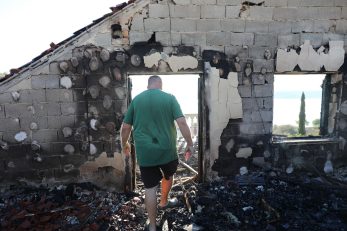 Arndt Droste u prvom mjesecu prodao je svoju kuću u Njemačkoj i kupio kuću u Raslini koju je renovirao, a nakon šest mjeseci boravka u novoj kući ona je u potpunosti izgorjela / Foto: Dusko Jaramaz/PIXSELL