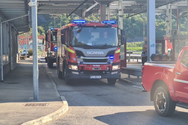 Konvoj istarskih vatrogasaca na putu za Sloveniju / Foto VZŽ Istarske