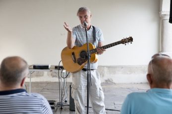 Branko Bogunović Pif snimljen dok objašnjava sve o velikom povratku akustične gitare / Foto KBF