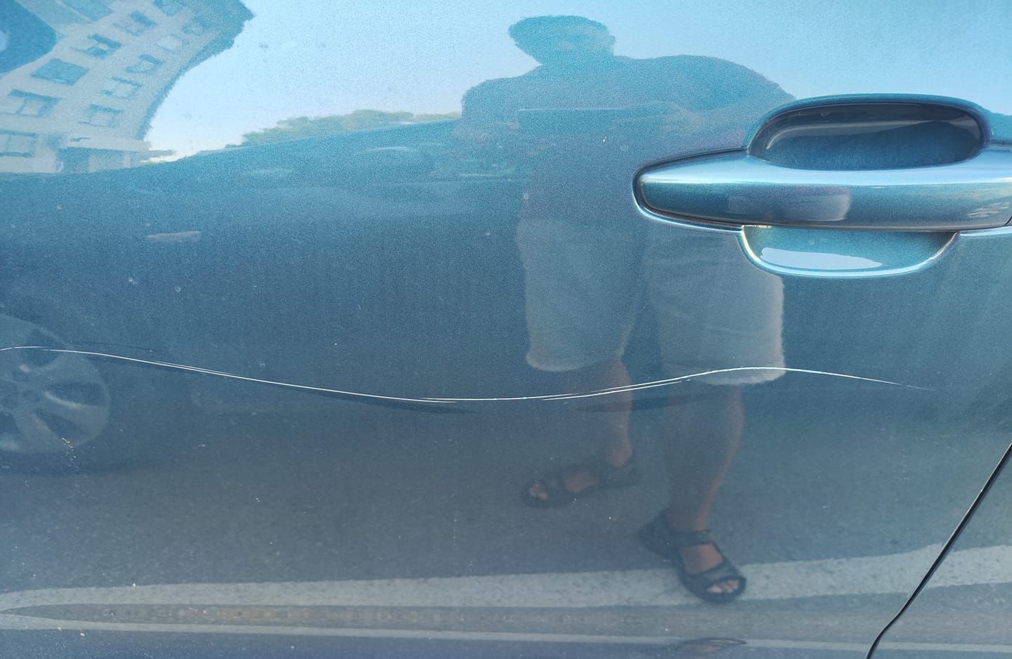 izdisanje prigovor konkurirati Vidim kako mi ključem grebe auto. Prilazim mu, smije se. Kako biste vi reagirali? izdisanje prigovor konkurirati Vidim kako mi ključem grebe auto. Prilazim mu, smije se. Kako biste vi reagirali?