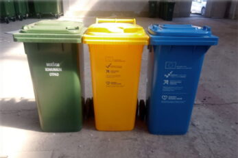 Zeleni spremnik je za miješani otpad, žuti za plastične, metalne i višeslojne ambalaže, a plavi za papir i karton