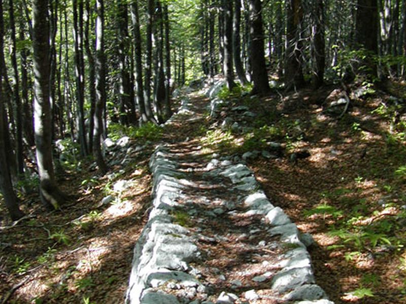 Premužićeva staza danas se smatra pravim remek-djelom graditeljstva jer je građena u kamenu – suhozidu