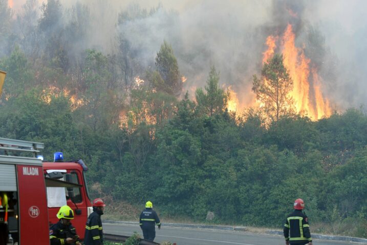 Zaton - Pozar koji je buknuo kod Vodica prosirio se prema Zatonu gdje su ugrozene kuce, a vatrogasci se bore s vatrom pored ceste pema Zatonu. Photo: Hrvoje Jelavic/PIXSELL