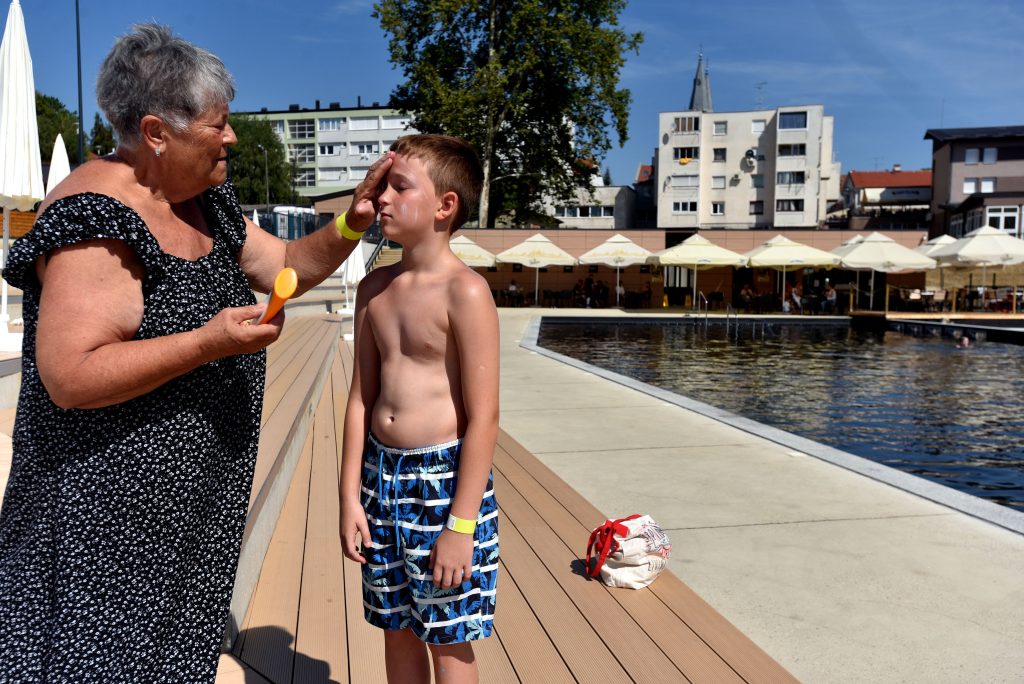 Raj za baku i za unuke koji stanuju tek 100 metara od bazena / Snimio D. KOVAČEVIĆ