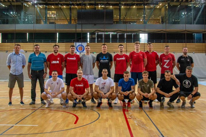 POJAČATI ROSTER - Momčad Zameta s članovima Uprave i stručnim tožerom/Foto A. KRIŽANEC