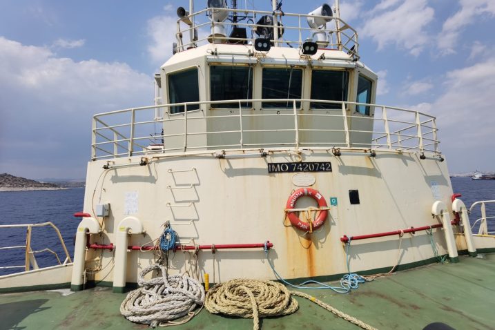 Posada broda usidrenog ispred grčke luke Pirej, kojim upravlja tvrtka Alana Klanca, već tri mjeseca nije primila plaću