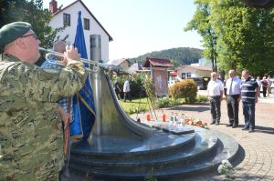 Pripadnici 138. brigade HV-a odaju počast poginulima / Foto M. Krmpotić