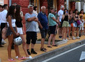 Brojni promatrači uz opatijsku glavnu ulicu / Snimio Marko GRACIN