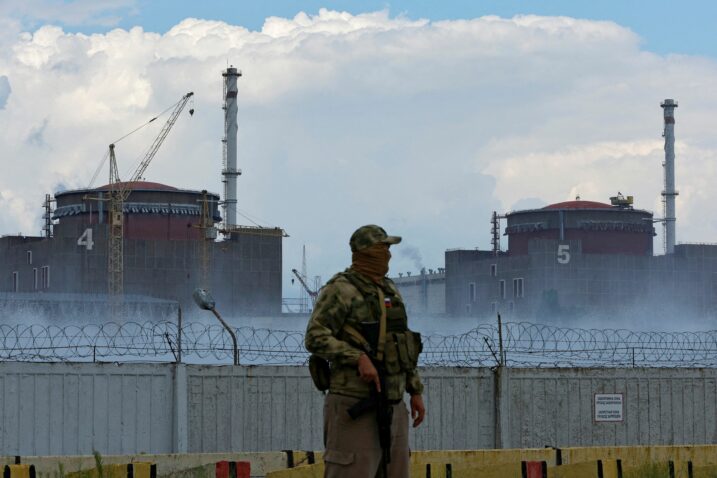 Nuklearka Zaporižja: A serviceman with a Russian flag on his uniform stands guard near the Zaporizhzhia Nuclear Power Plant in the course of Ukraine-Russia conflict outside the Russian-controlled city of Enerhodar in the Zaporizhzhia region, Ukraine August 4, 2022. REUTERS/Alexander Ermochenko/File Photo