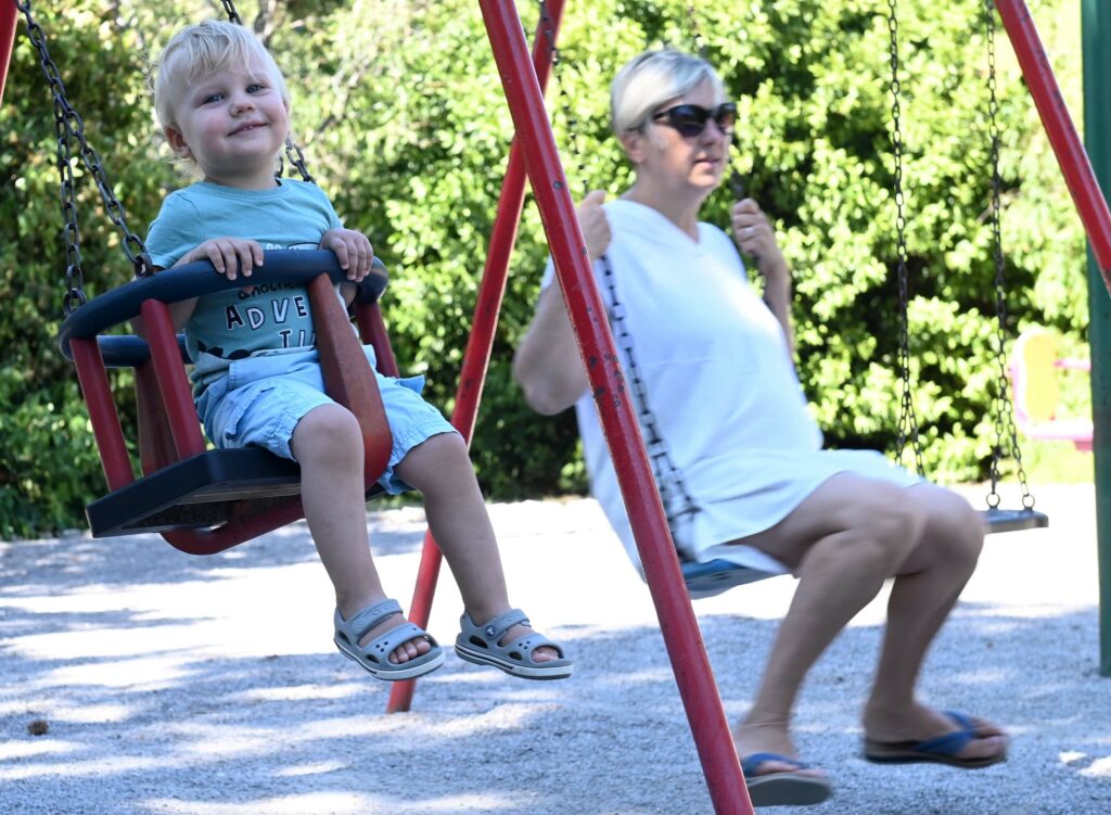 Vrijeme u parku najradije provode na ljuljački - Boris i mama Aljona / Foto Marko GRACIN