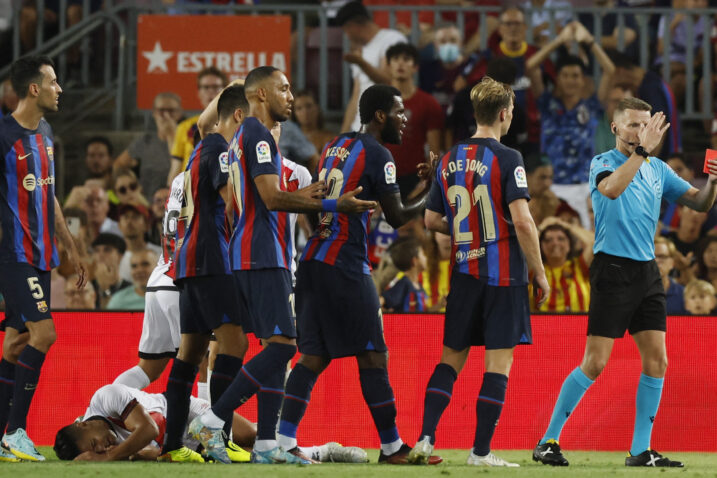 Igrači Barcelone uzaludno su protestirali kod suca/Foto REUTERS