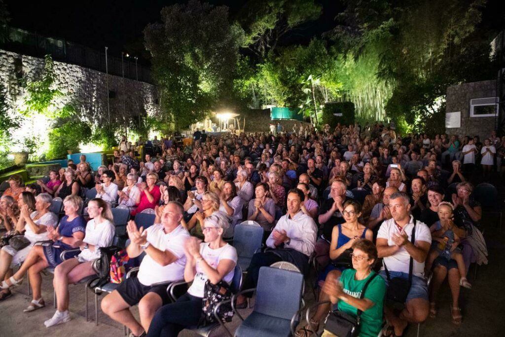  Brojni zaljubljenici u folklor u publici / Foto DAVID KURTI (FOTO LUIGI) 