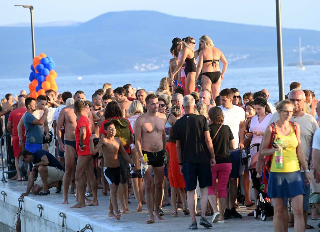 Gužva je bila i na obali gdje su brojni navijači iščekivali plivače / Snimio M. GRACIN