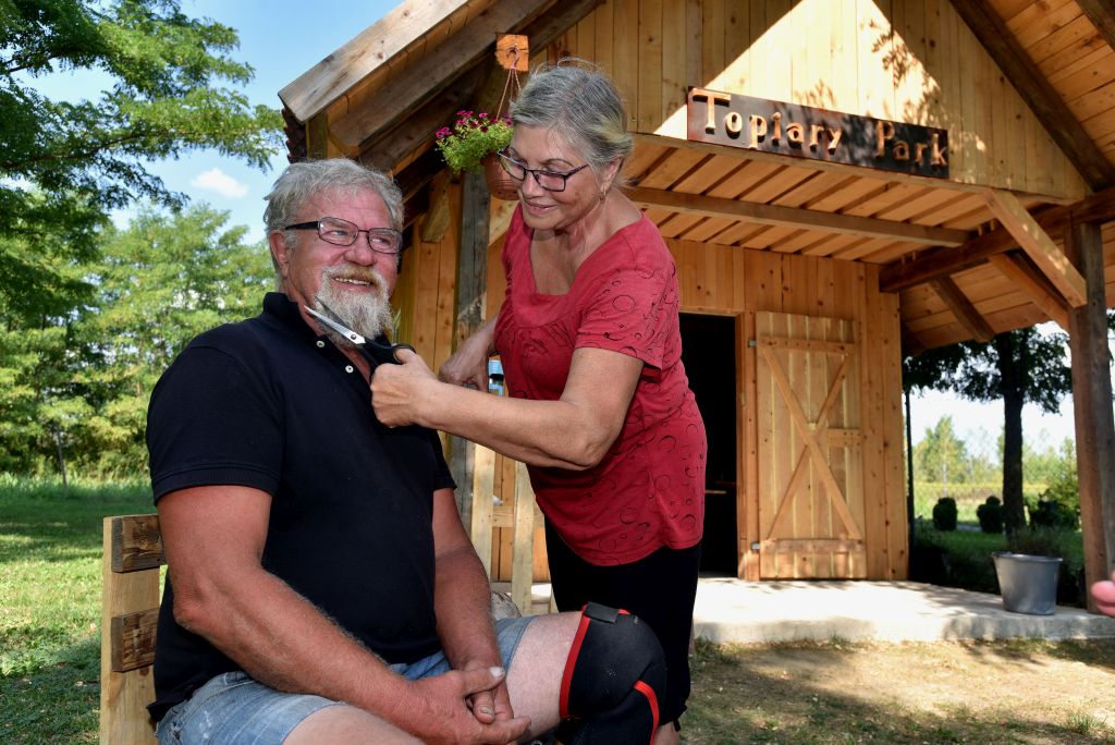 Vlado sve šiša, no za njegovu bradu zadužena je Anica / Snimio Davor KOVAČEVIĆ