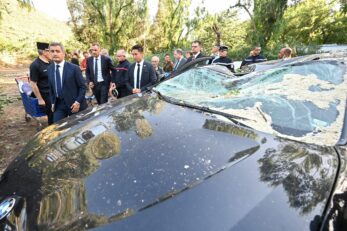 Francuski ministar unutrašnjih poslova pored automobila oštećenog u oluji u kampu u mjestu Sagone / REUTERS