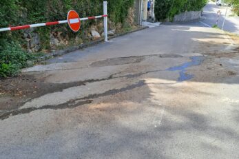 Ružan prizor na cesti usred sezone