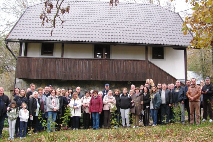 Spomen-dom u Velikom Žitniku godišnje posjete tisuće ljudi, a došlo bi ih i više da nema problema s parkiranjem / Foto M. SMOLČIĆ