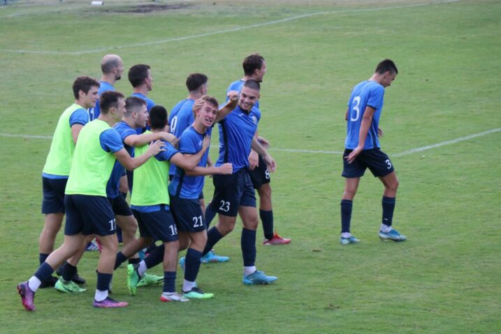POBJEDNIČKI GOL - Dino Dvorničić (broj 21) slavi sa suigračima gol u sudačkoj nadoknadi/Foto V. PROKIĆ