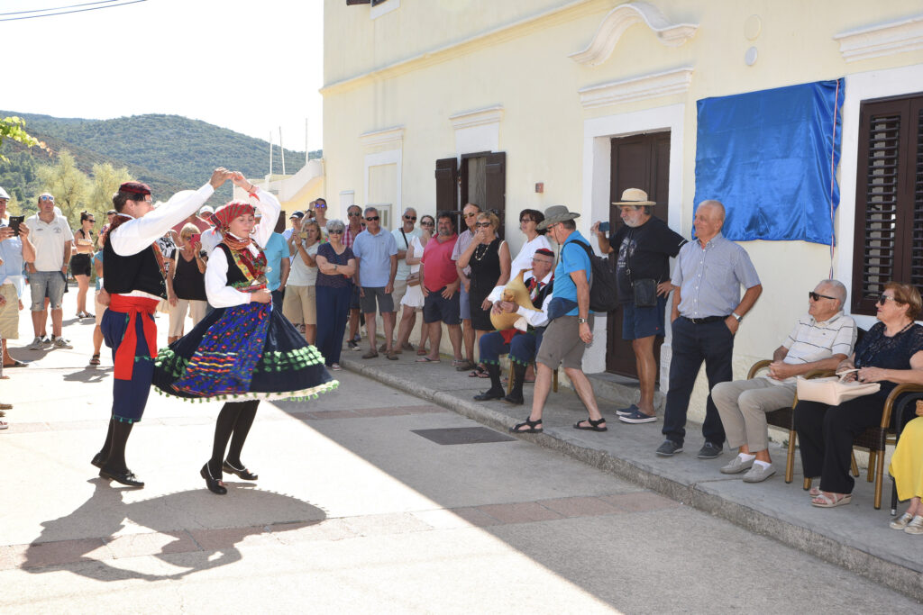 Magriž, destilerija eteričnih ulja, Martinšćica, otok Cres:: Program u Martinšćici obogatili su članovi Folklornog društva Orlec