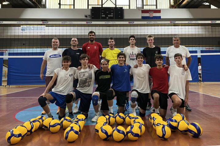 Odbojkaši Rijeke s trenerima na trsatskom okupljanju