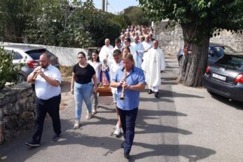 Procesija mjestom uoči Svete mise/I. VOLARIĆ